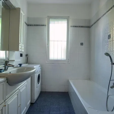 Casa Con Giardino, Garage, Wi-fi, 2 Bagni E Ac In Da Letto Сasa de vacaciones Imperia