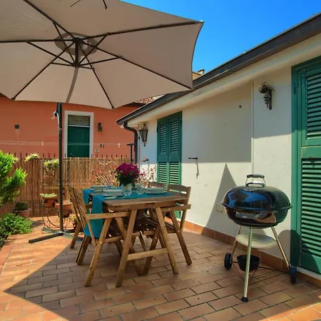 別荘 Casa Con Giardino, Garage, Wi-fi, 2 Bagni E Ac In Da Letto インペリア