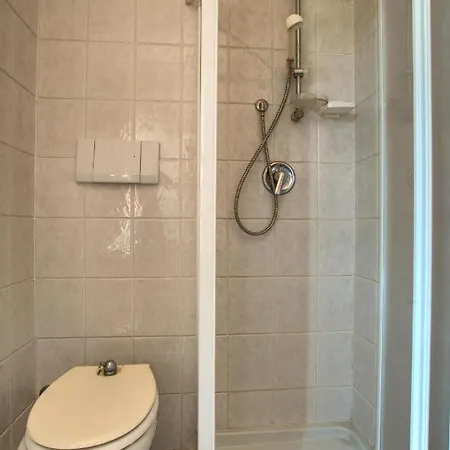 別荘 Casa Con Giardino, Garage, Wi-fi, 2 Bagni E Ac In Da Letto インペリア