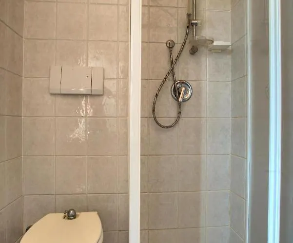 Feriehus Casa Con Giardino, Garage, Wi-fi, 2 Bagni E Ac In Da Letto Imperia
