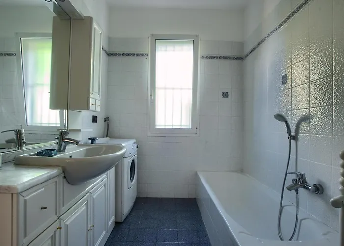 Casa Con Giardino, Garage, Wi-fi, 2 Bagni E Ac In Da Letto Semesterbostad Imperia